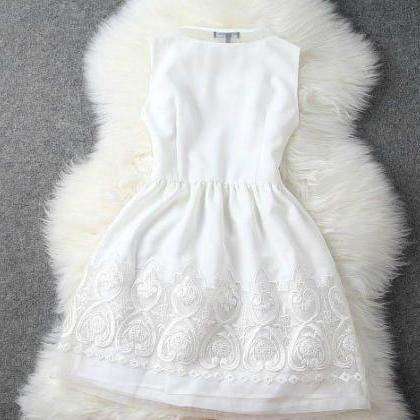 Gorgeous Sleeveless White Organza And Lace Dress