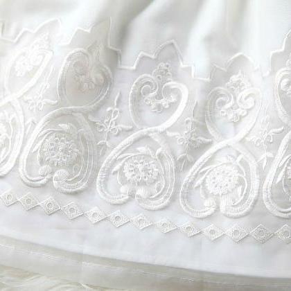 Gorgeous Sleeveless White Organza And Lace Dress